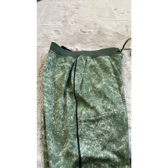 Lululemon Textured Tech Pant Size L in Denim Wash Print Green Twill Multi - Picture 9 of 11